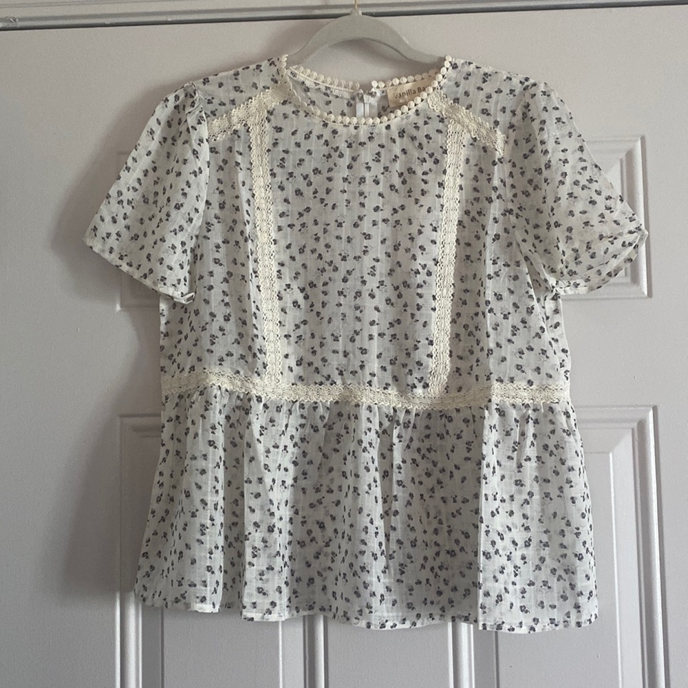 Floral off-white/cream short sleeve blouse with lace details